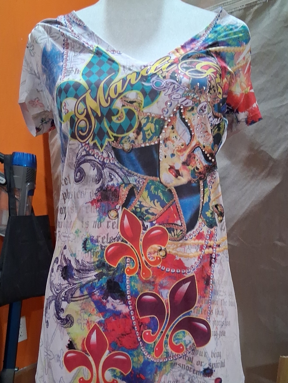 Masquerade Print V-Neck Short Sleeve Top - Multicolor